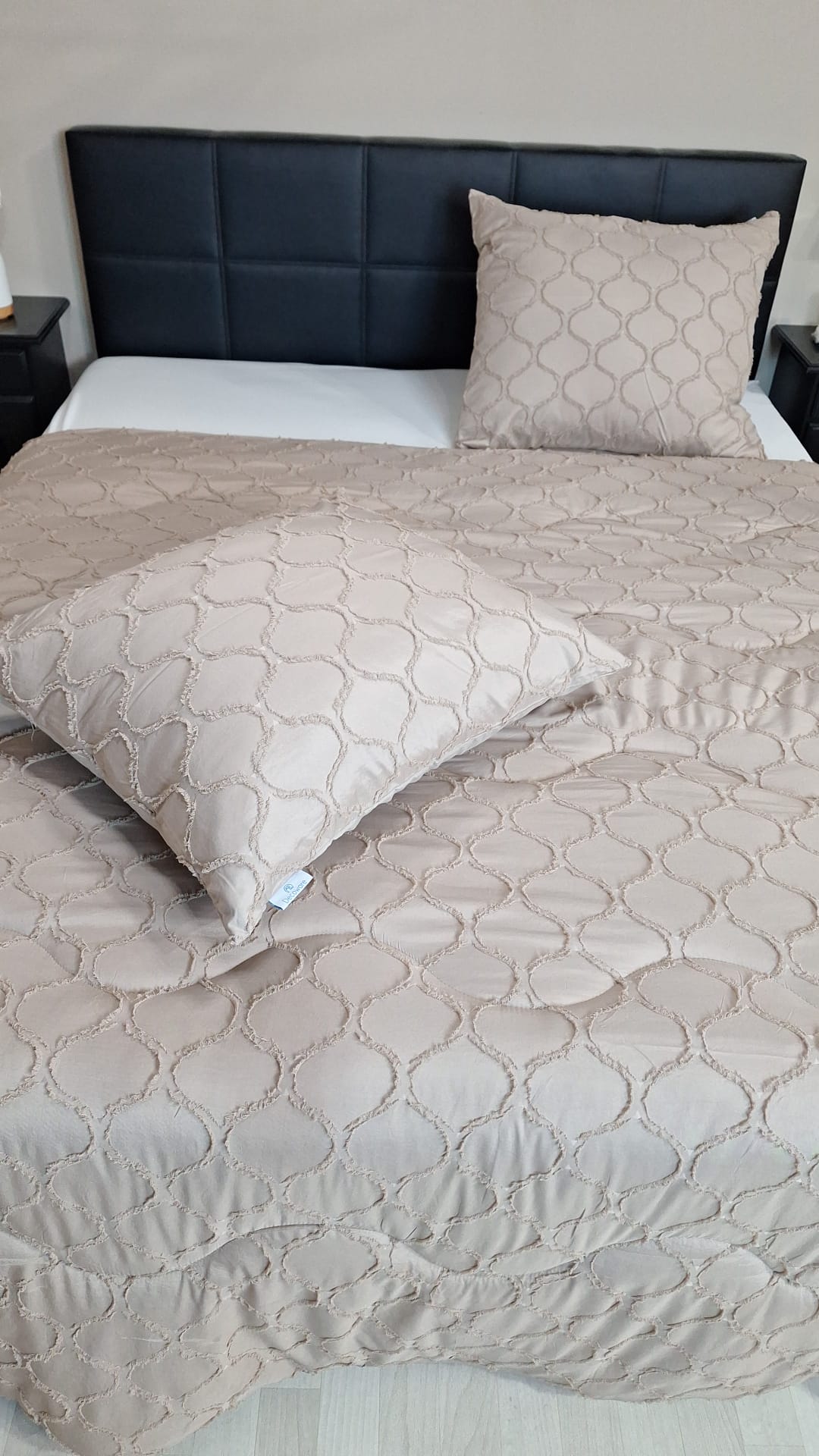 Decoware Easy dekbed zonder overtrek inclusief kussensloop - Tufted Curve - taupe