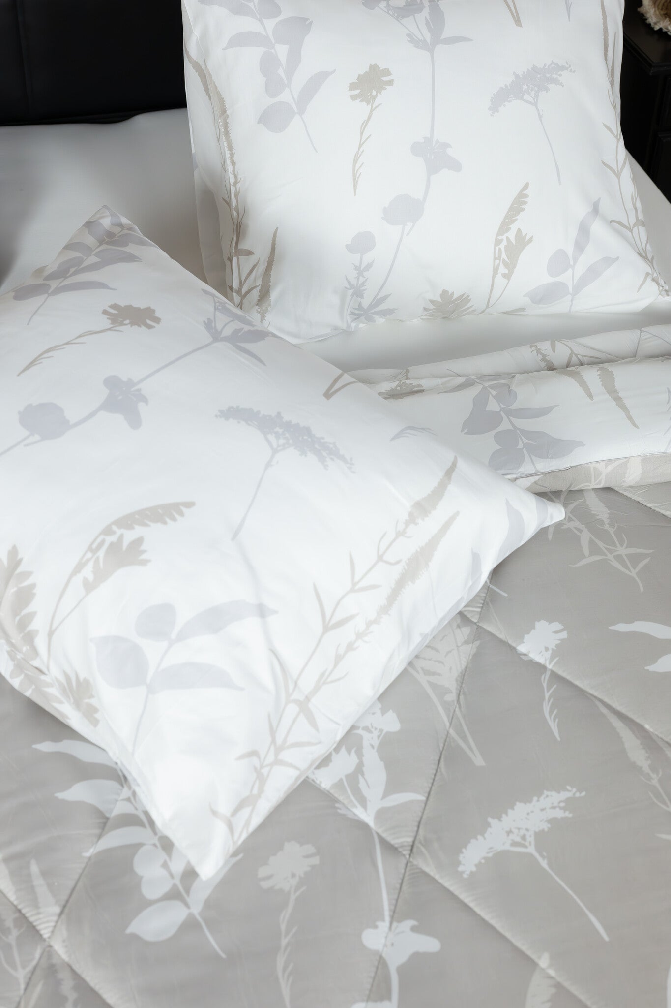Decoware dekbed zonder overtrek inclusief kussensloop Silhouette Leaves - zand - microvezel