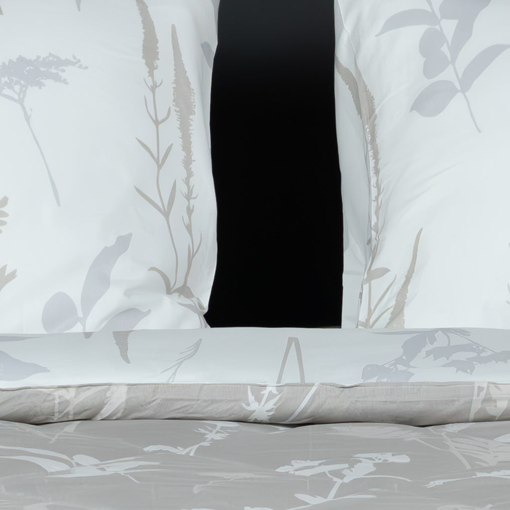 Decoware dekbed zonder overtrek inclusief kussensloop Silhouette Leaves - zand - microvezel