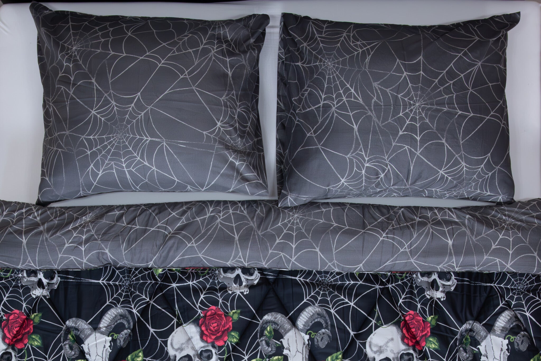 Decoware dekbed zonder overtrek inclusief kussensloop Skulls & Roses - microvezel