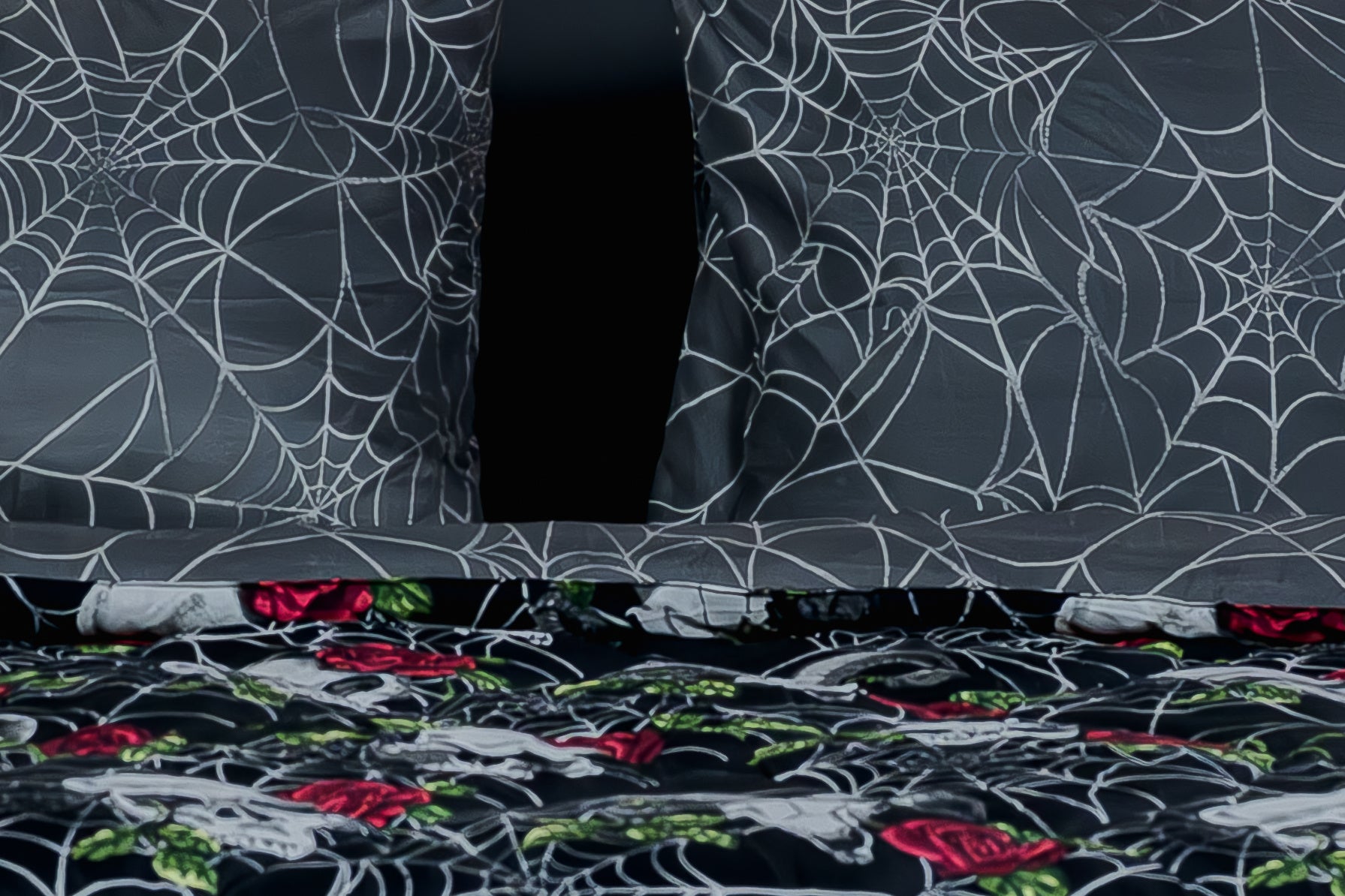 Decoware dekbed zonder overtrek inclusief kussensloop Skulls & Roses - microvezel
