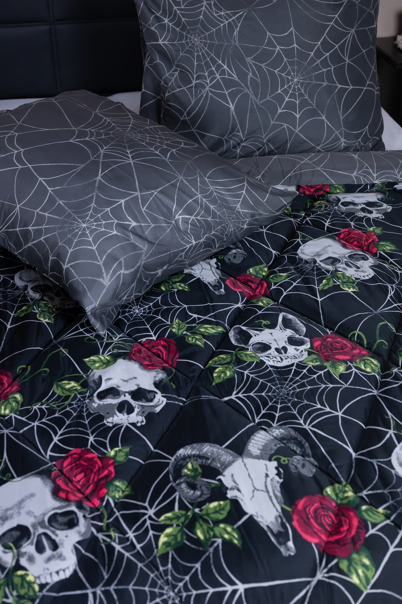 Decoware dekbed zonder overtrek inclusief kussensloop Skulls & Roses - microvezel