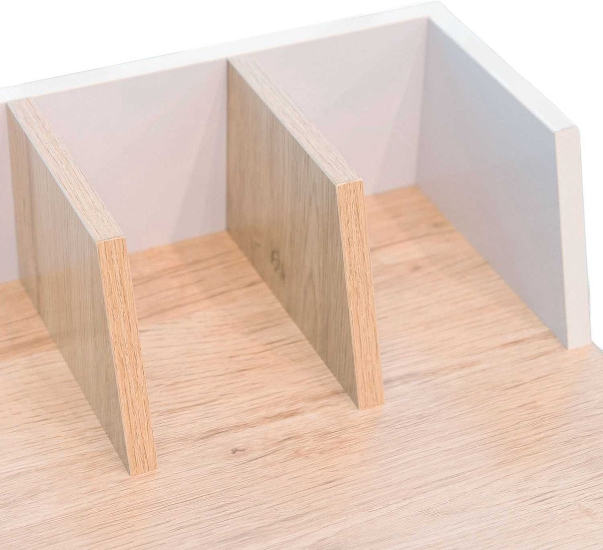 Bureautje met houten blad en wit schotje en onderstel