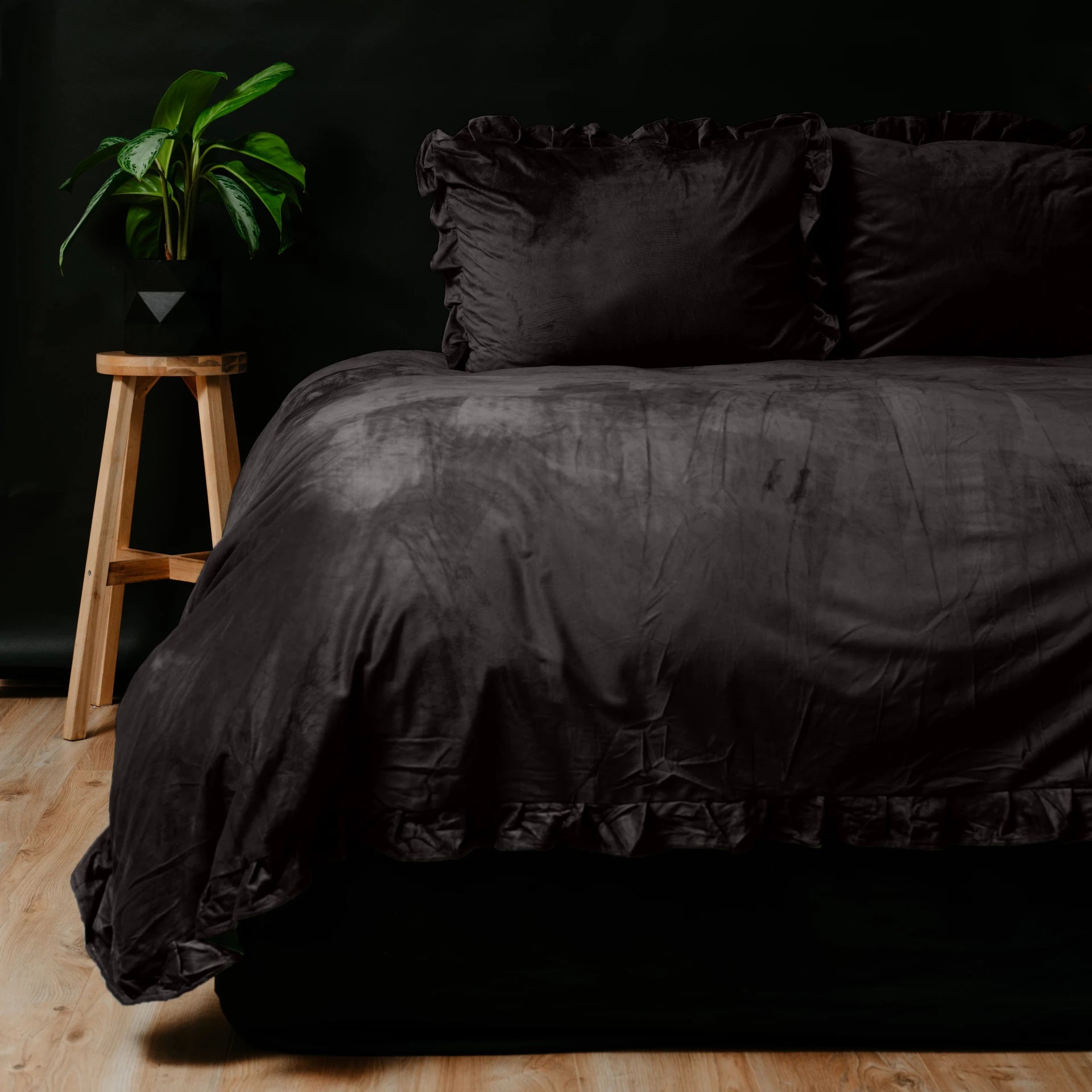 Velvet dekbedovertrek ruffles - zwart/bruin