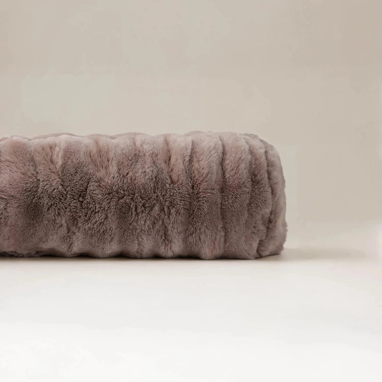 Bodypillow Pompom Taupe - ergonomisch kussen - 140 x 20 cm - closeup