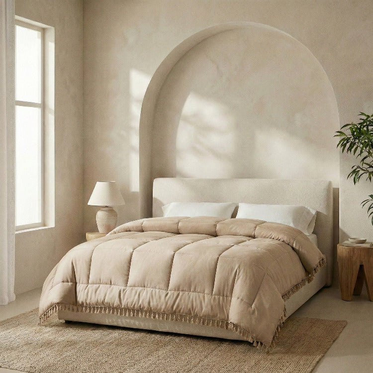 Decoware dekbed zonder overtrek incl. kussensloop - Lace trim - Taupe - zijaanzicht