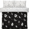 Bed met Decoware dekbedovertrek Gothic Magic, met manen, sterren, tarotkaarten, Hamsa Hand, motten & kraaien.