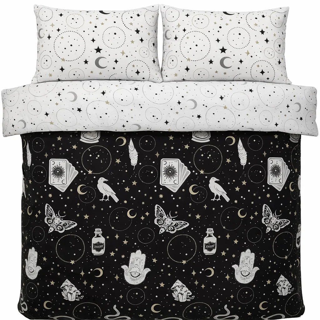 Bed met Decoware dekbedovertrek Gothic Magic, met manen, sterren, tarotkaarten, Hamsa Hand, motten & kraaien.