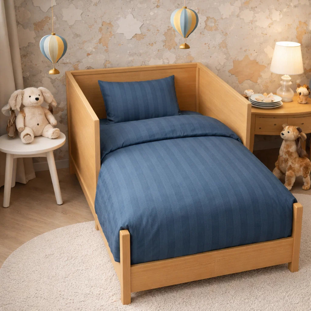 Decoware ledikant dekbedovertrek Hotelstreep - blauw - katoensatijn - 100x135 + 40x60 cm