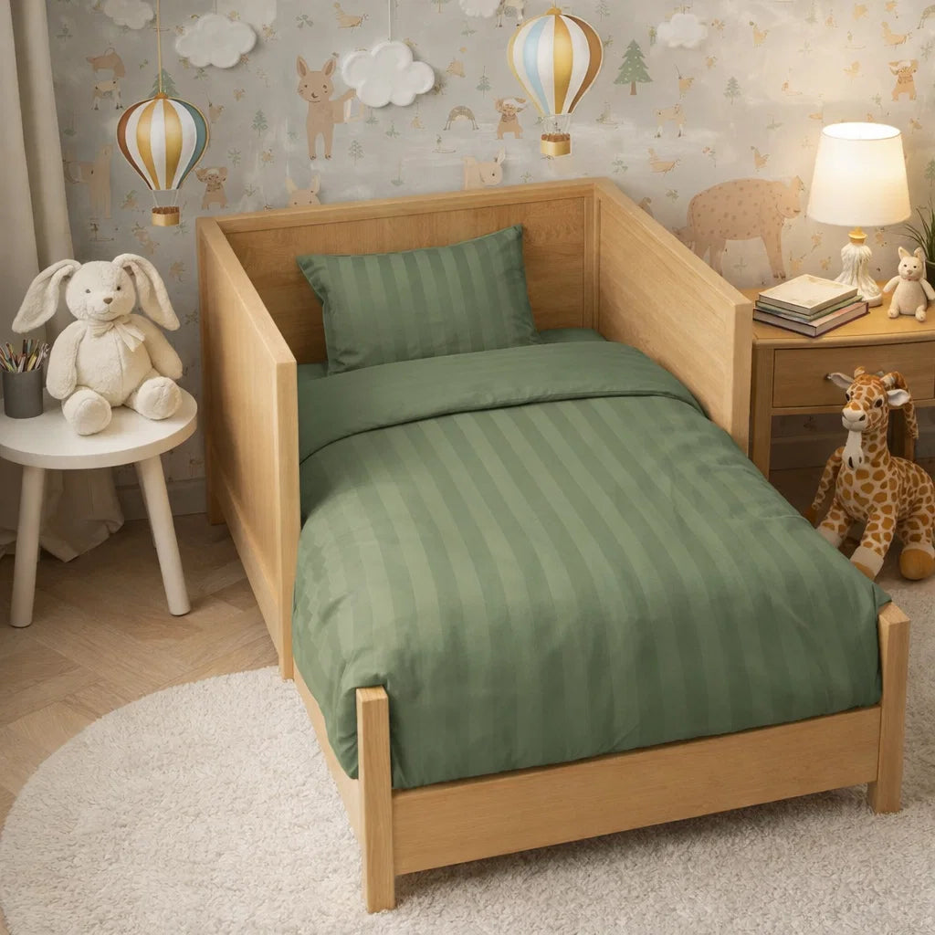 Decoware ledikant dekbedovertrek Hotelstreep - Groen - Katoensatijn - 100x135 + 40x60 cm