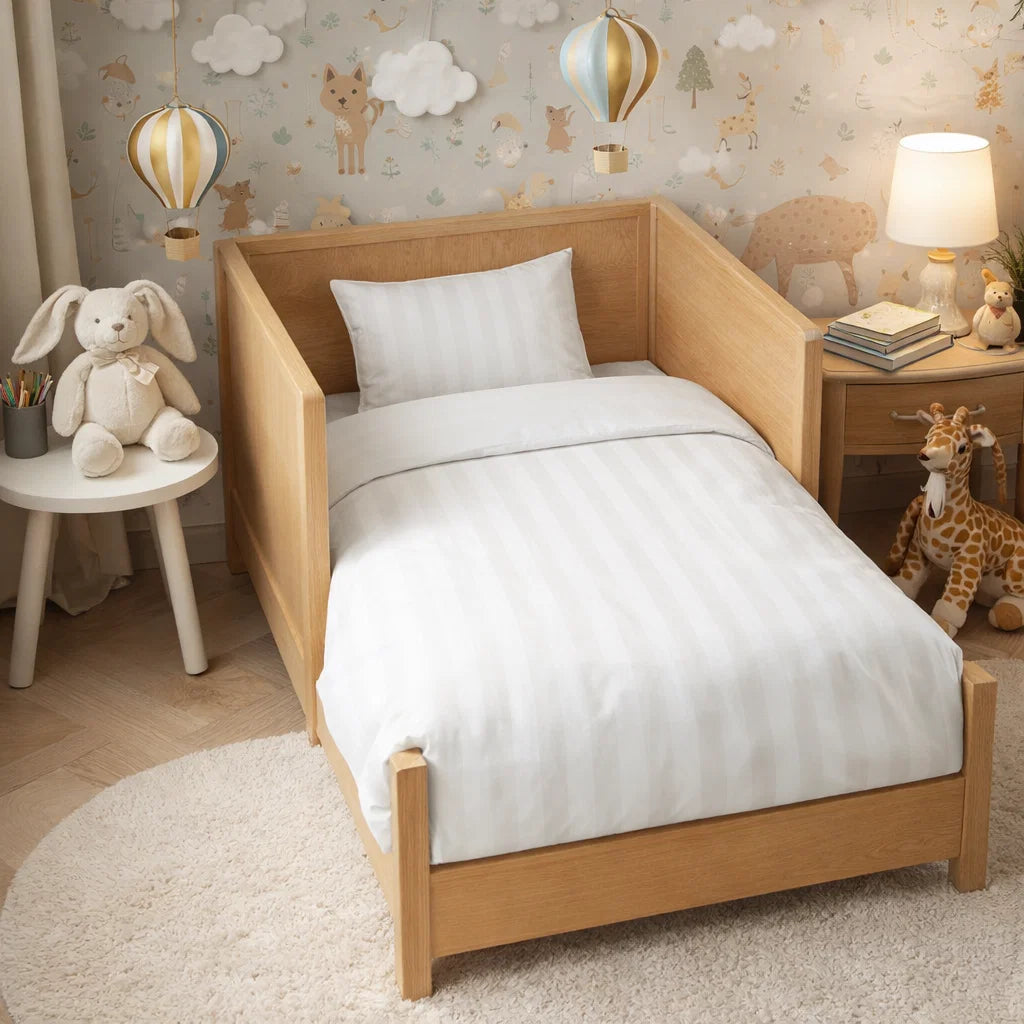 Decoware ledikant dekbedovertrek Hotelstreep - Wit - Katoensatijn - 100x135 + 40x60 cm