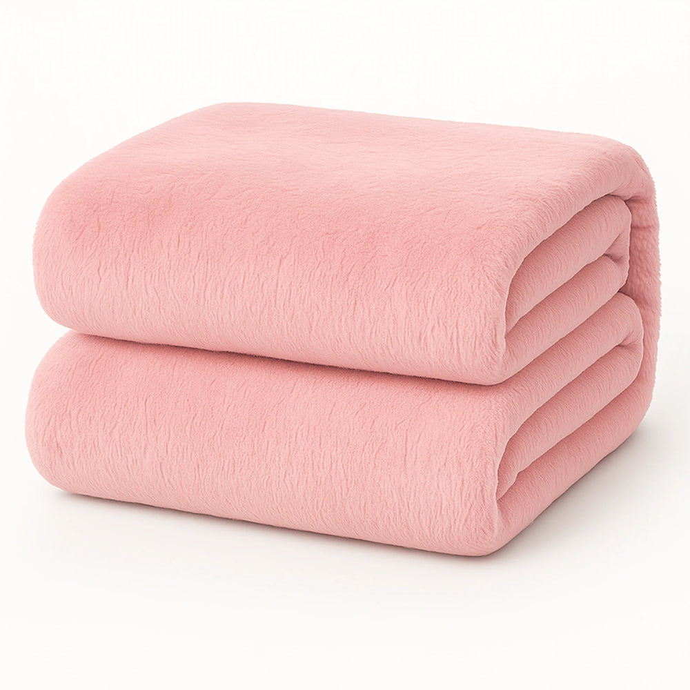 Een Teddy fleece hoeslaken - 90x200 cm in zachtroze is netjes gevouwen op een effen witte achtergrond.