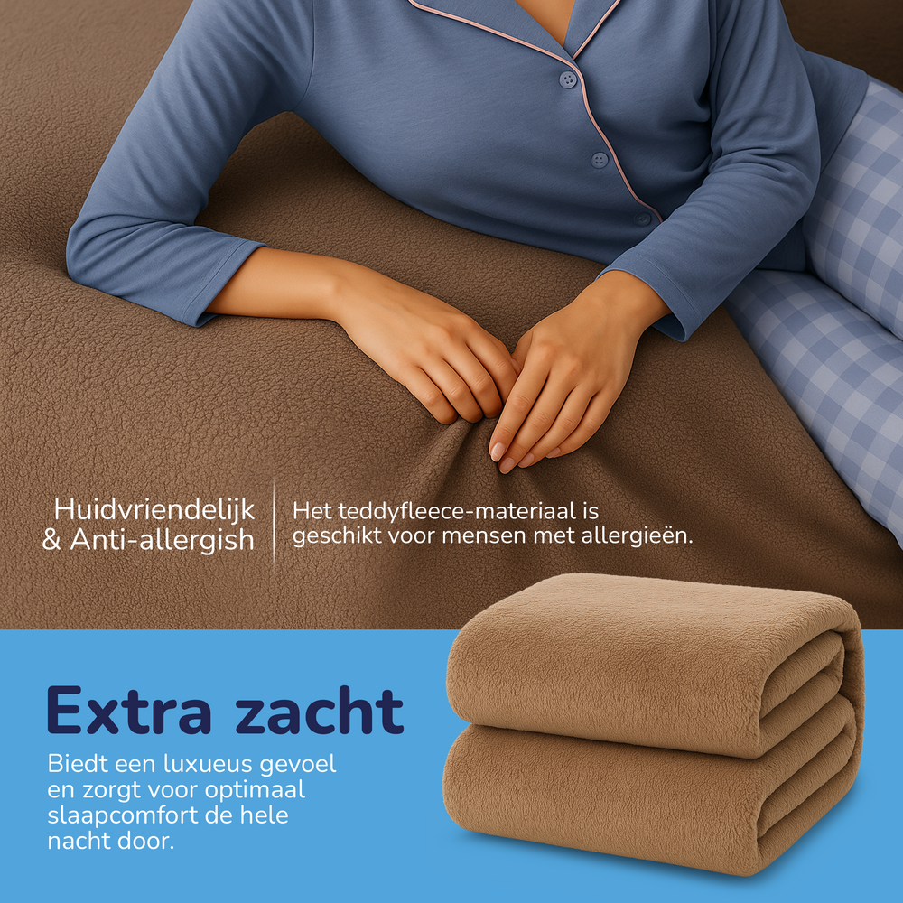 A person in blue pajamas lies on a Teddy fleece hoeslaken - mink. This skin-friendly, anti-allergic fitted sheet offers an ultra-soft feel and luxurious sleeping comfort. Folded Teddy fleece hoeslaken - mink sheets are displayed below.