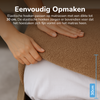 A person tucks a Teddy fleece hoeslaken - mink over a mattress with a white sheet. Dutch text notes it fits mattresses up to 30 cm thick, highlighting the elastic corners, with a blue line marking the 30 cm height.