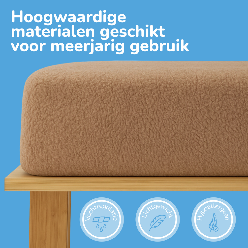 Beige matras met zachte textuur en Teddy fleece hoeslaken - mink op een houten bedframe, blauwe achtergrond. Nederlandse tekst: Hoogwaardige materialen, geschikt voor meerjarig gebruik. Iconen: vochtregulatie, lichtgewicht, hypoallergeen.