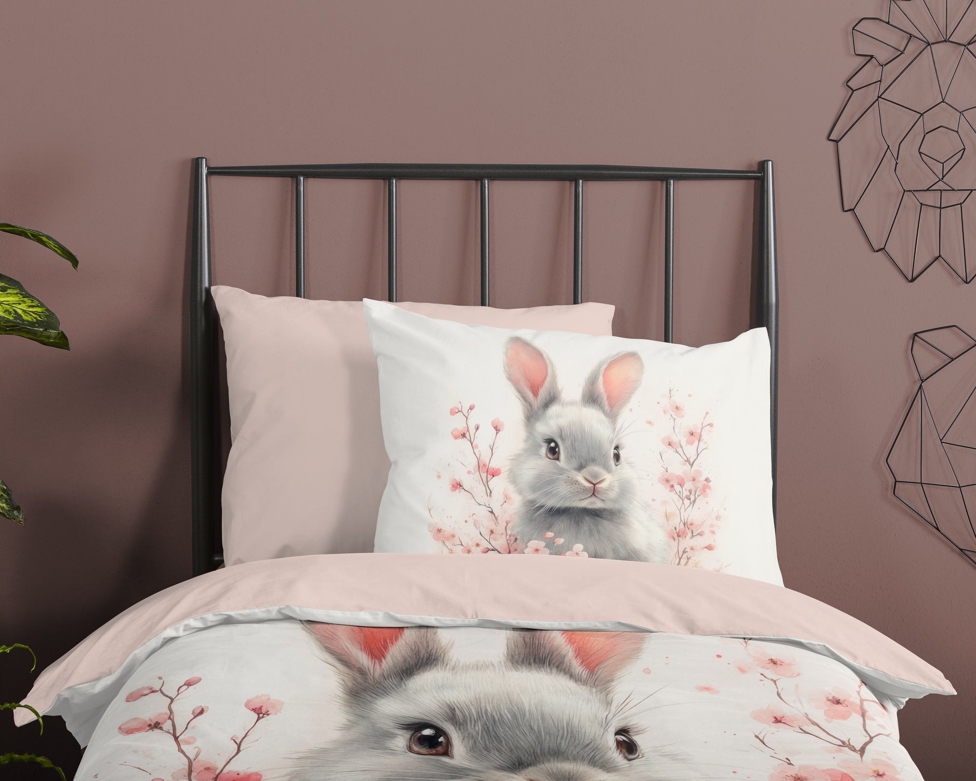 roze dekbedovertrek met konijn en bloemen