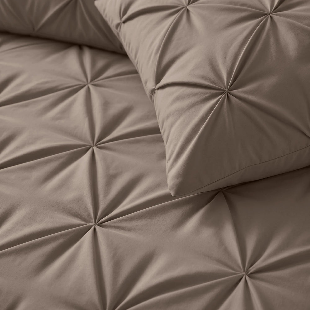 Microvezel Pintuck kussensloop 60x70 cm - Taupe - Per 2 stuks - closeup