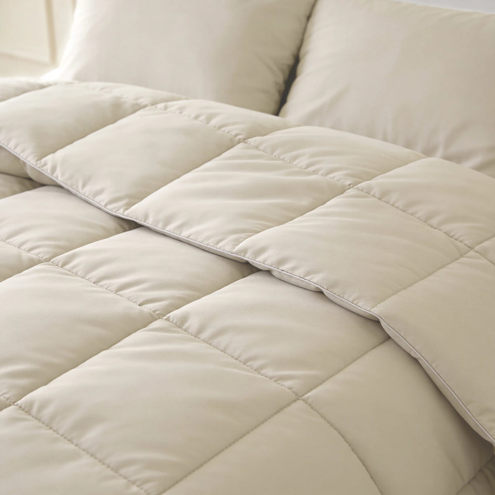 Sleeptime Lazy Dekbed zonder overtrek Deluxe Percale - Excl. kussenslopen - Beige - closeup