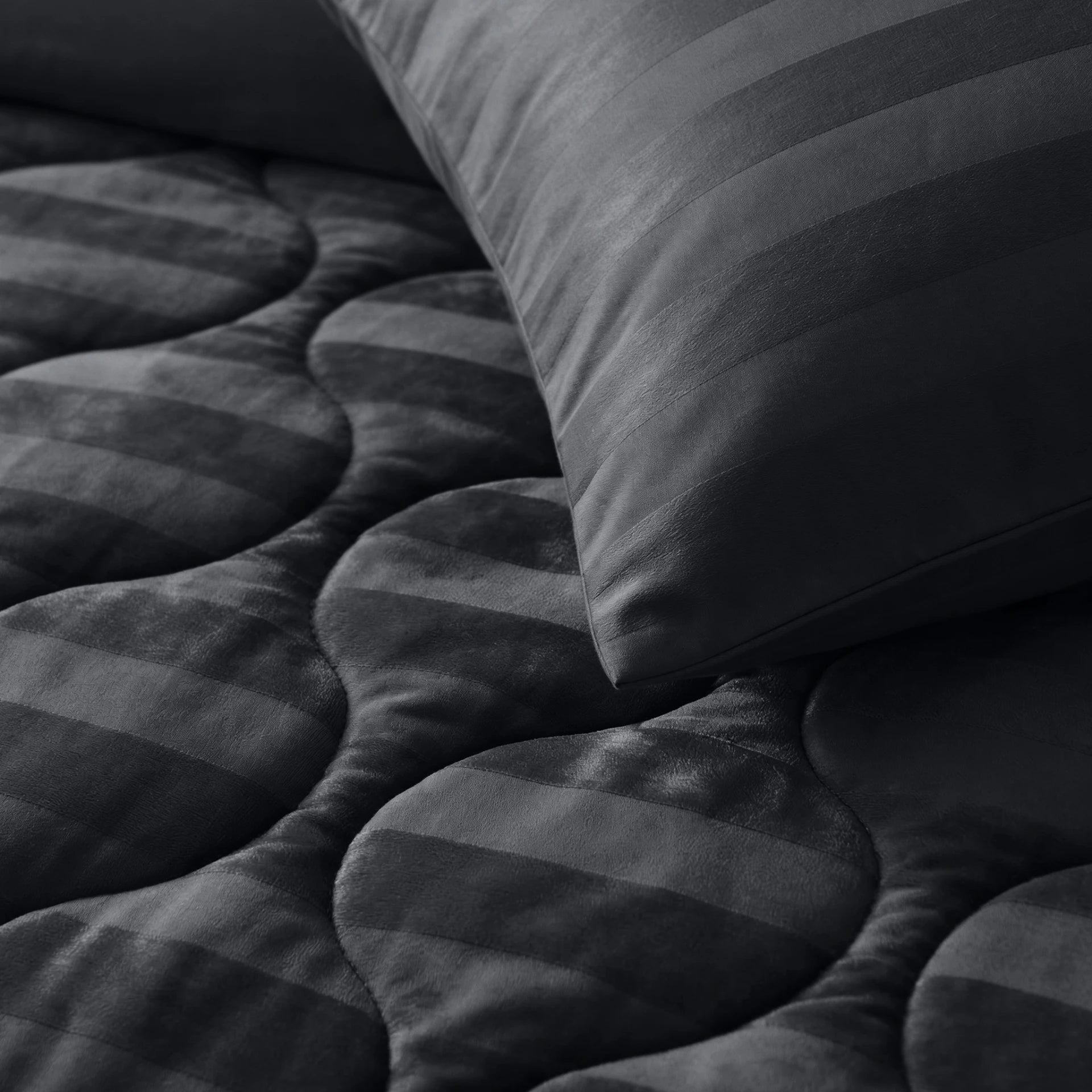 Sleeptime Lazy dekbed zonder overtrek Hotel Velvet excl. kussensloop - Antraciet - detail