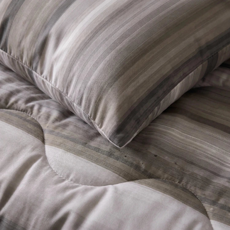 Sleeptime Lazy dekbed zonder overtrek Marcus incl. kussensloop - taupe - closeup
