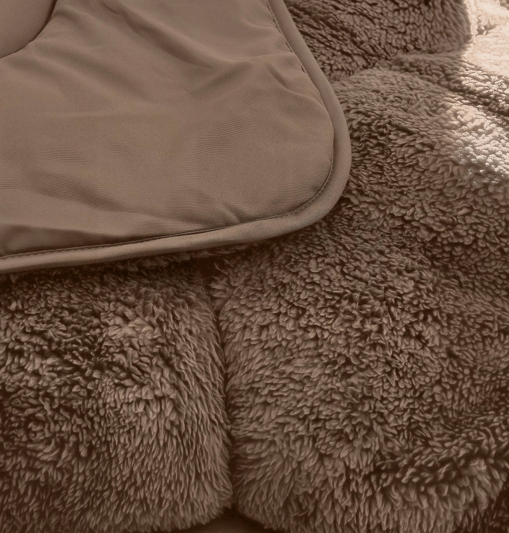 Sleeptime Lazy dekbed zonder overtrek Teddy incl. kussensloop - Bruin - closeup