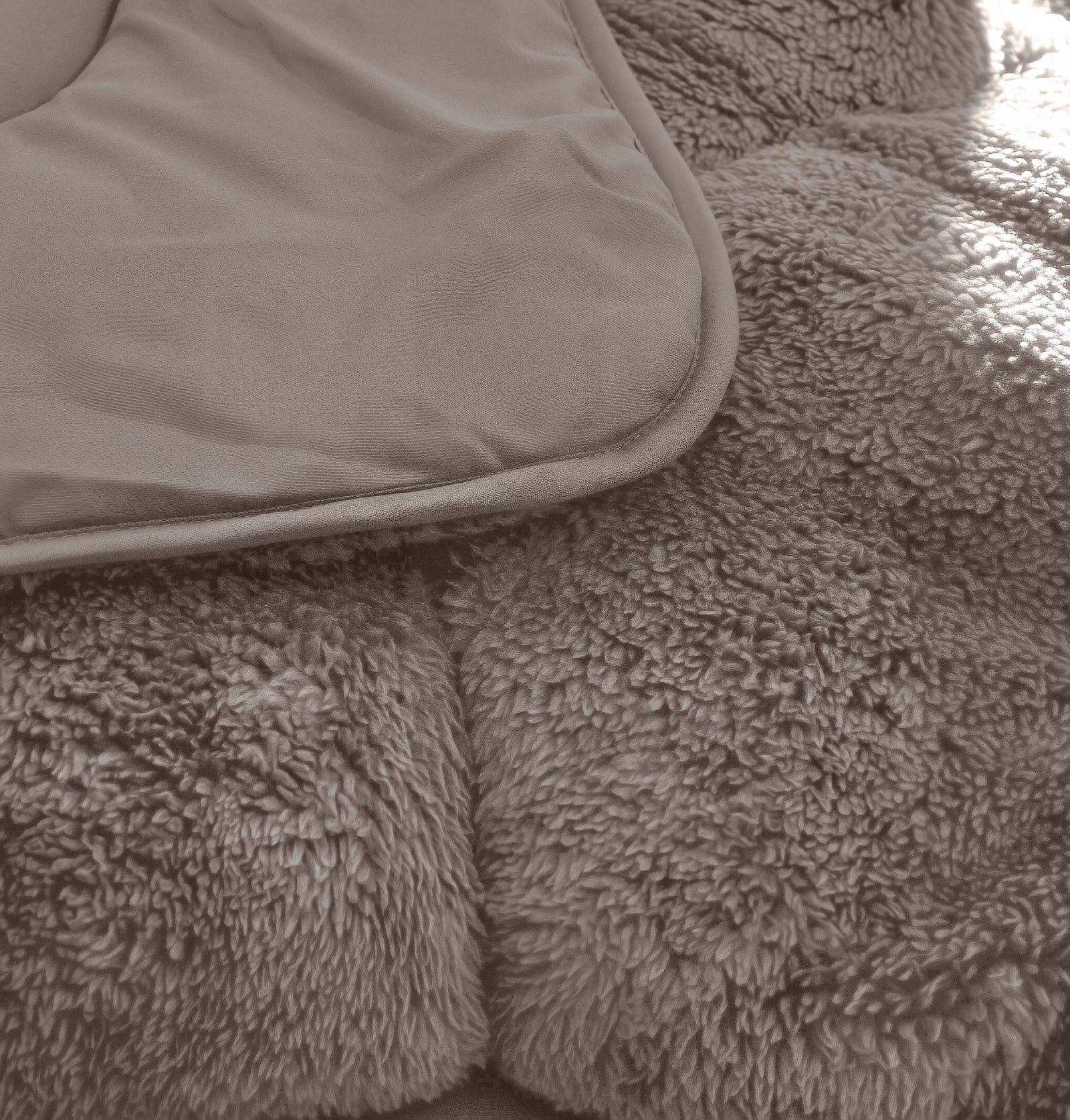 Sleeptime Lazy dekbed zonder overtrek Teddy incl. kussensloop - Taupe - detailfoto