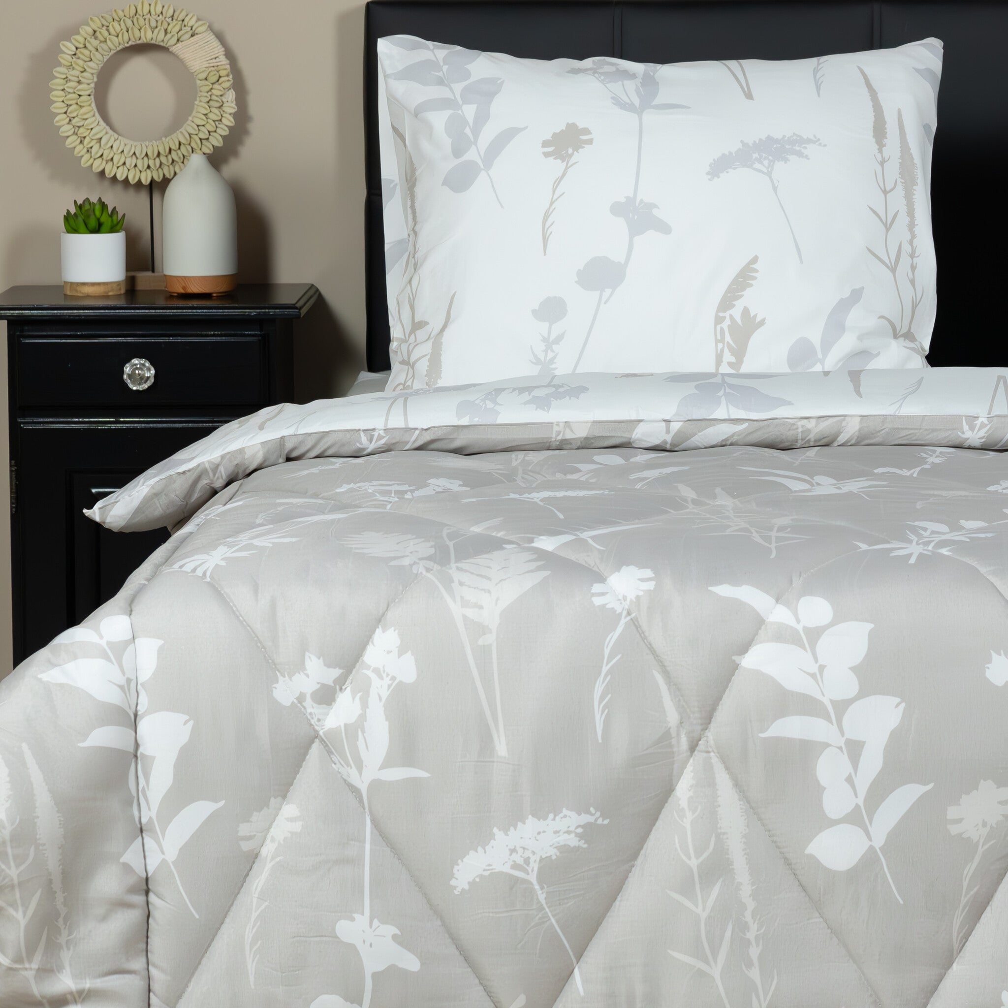 Decoware dekbed zonder overtrek inclusief kussensloop Silhouette Leaves - zand - microvezel