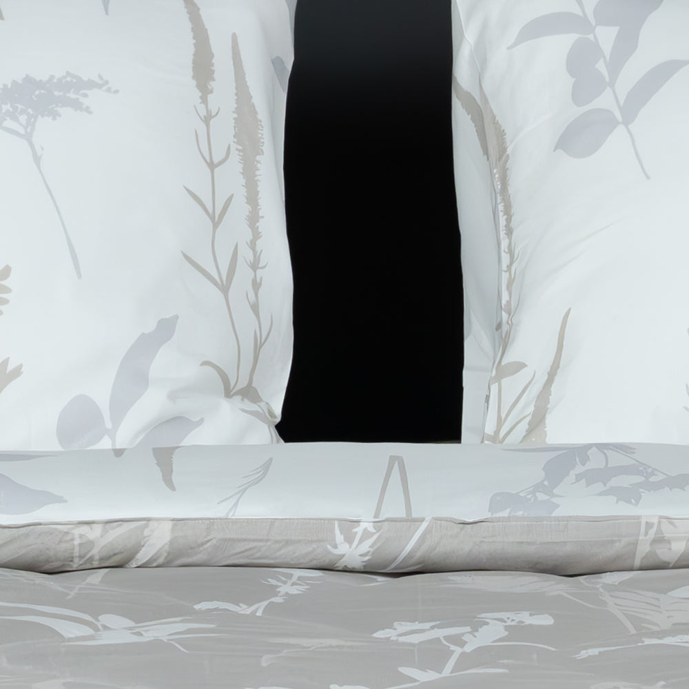 Decoware dekbed zonder overtrek incl. kussensloop Silhouette Leaves - zand - microvezel