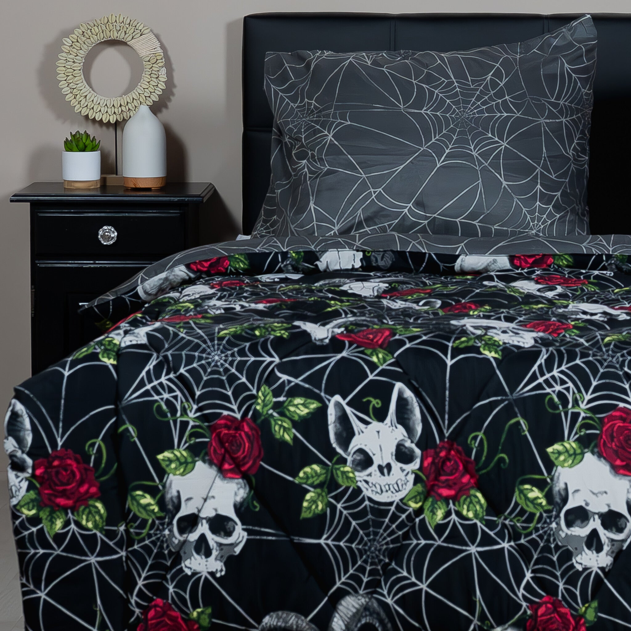 Decoware dekbed zonder overtrek inclusief kussensloop Skulls & Roses - microvezel