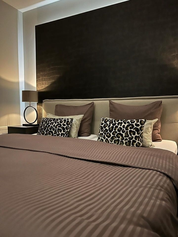 Hotelstreep dekbedovertrek - donkerbruin - katoensatijn - 1-persoons (140x220 + 60x70 cm)