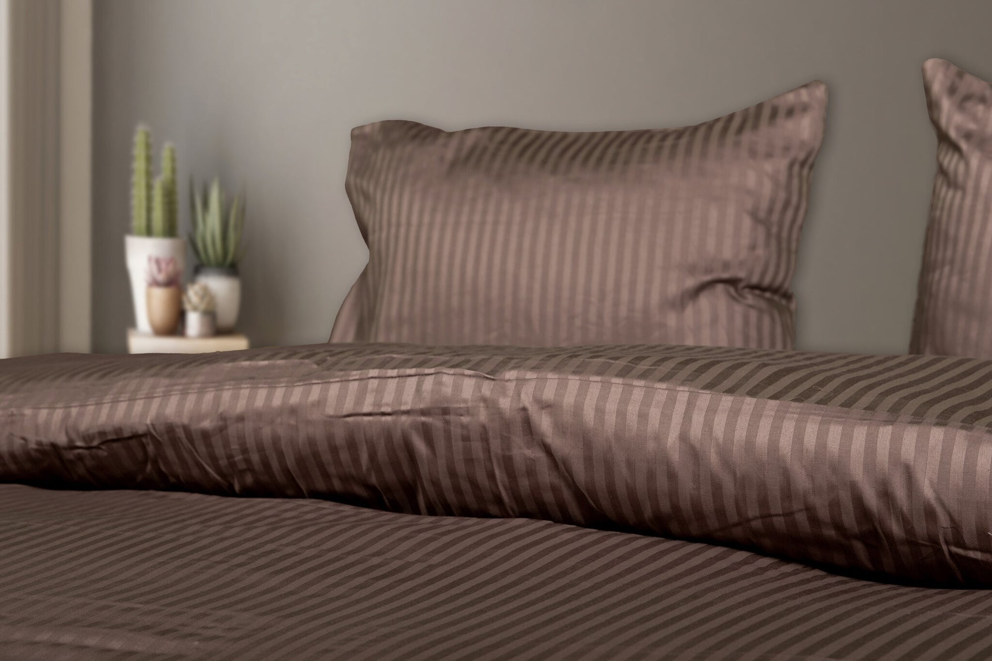 Hotelstreep dekbedovertrek - donkerbruin - katoensatijn - 1-persoons (140x220 + 60x70cm)