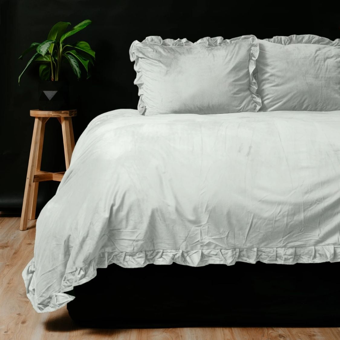 Sleeptime dekbedovertrek ruffles - cappuccino wit - velvet