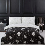 Zwart-wit Decoware dekbedovertrek Gothic Magic - microvezel voegt stijl toe aan de zwarte wand met panelen.